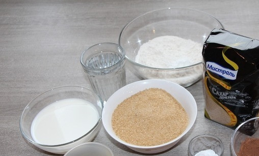 1. Этап. Пирожное Вишнёвый ноктюрн: Теперь займитесь бисквитом. Просейте муку. Добавьте к ней какао, тростниковый сахар, соль, сахар и разрыхлитель.