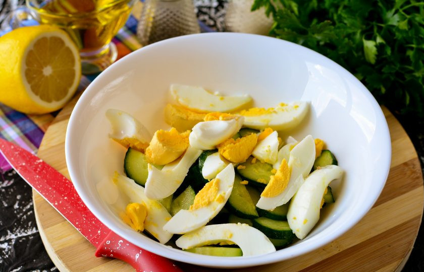 1. Этап. Салат с консервированным тунцом, яйцом и огурцом: Сварите вкрутую яйца, остудите, почистите и нарежьте дольками. Отправьте в салат.