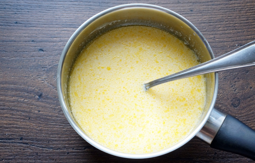 1. Этап. Торт в стиле Рустик: Растопите масло (125 гр.) в сотейнике, дайте немного остыть и добавьте сливки (100 гр.) и молоко (150 гр.).