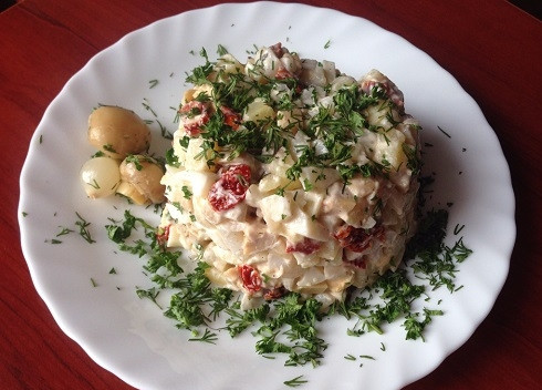 1. Этап. Салат из кальмаров с грибами: И сервируем салат. Можно подать каждому порцию салата, украсив свежей зеленью и грибочками.