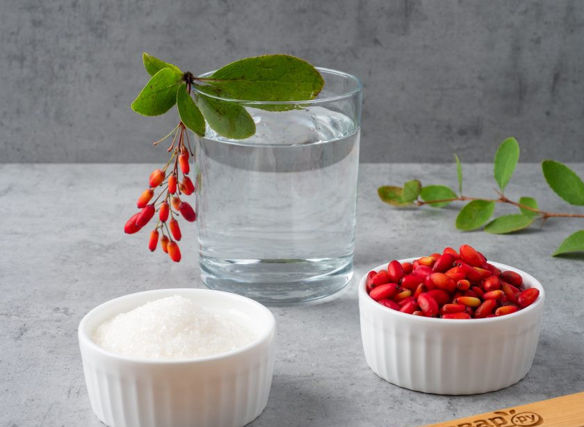 1. Этап. Компот из барбариса: Подготовьте все необходимые ингредиенты.