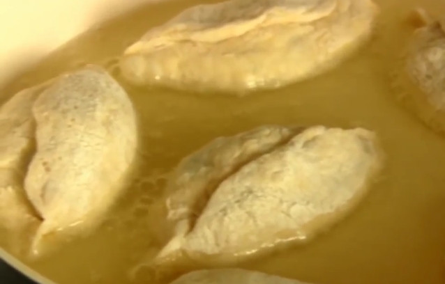 1. Этап. Жареные пирожки с вишней на кефире: 6. На сковороде разогрейте растительное масло. Выложите пирожки рубчиком вверх. Переворачивайте пирожок, когда он станет золотистого цвета.