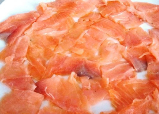 1. Этап. Карпаччо из семги: Берем филе семги и нарезаем его как можно тоньше, делать это нужно очень острым ножом. Выкладываем кусочки филе на тарелку так, чтобы между ними не оставалось зазоров.