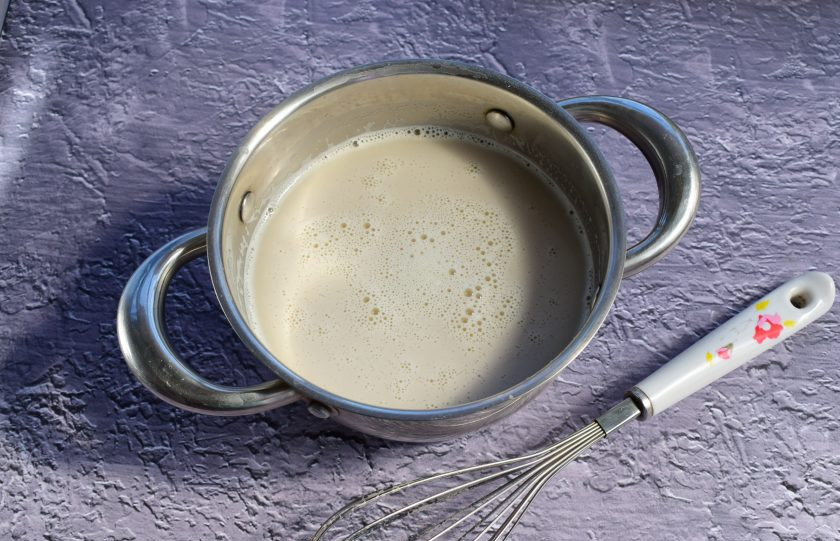 1. Этап. Бланманже кофейное: Влейте набухший агар-агар, доведите до кипения. Варите на медленном огне в течение 5 минут, постоянно помешивая, до полного растворения агар-агара.