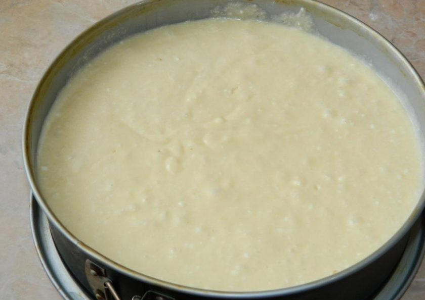 1. Этап. Торт на крестины: Готовое тесто вылейте в форму для выпечки. Поставьте в духовку, разогретую до 180 градусов, на 45-60 минут.