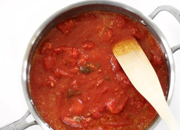 1. Этап. Паста с томатным соусом и панировочными сухарями: 3. Если используете свежие томаты, тогда очистите их от кожуры и нарежьте кусочками. Консервированные же выложите сразу (в банке они уже измельченные). Добавьте молотый перец и доведите до кипения на слабом огне.