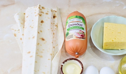 1. Этап. Трубочки с сыром и колбасой: Перед началом приготовления подготовьте все необходимые продукты. В начинку можно использовать любые колбасу и сыр, какие вам нравятся. Я беру колбасу Индилайт и обычный сливочный сыр.