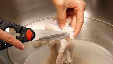 1. Этап. Осьминог по-корейски: Также удаляем глаза. Затем тщательно промываем осьминога в холодной воде.