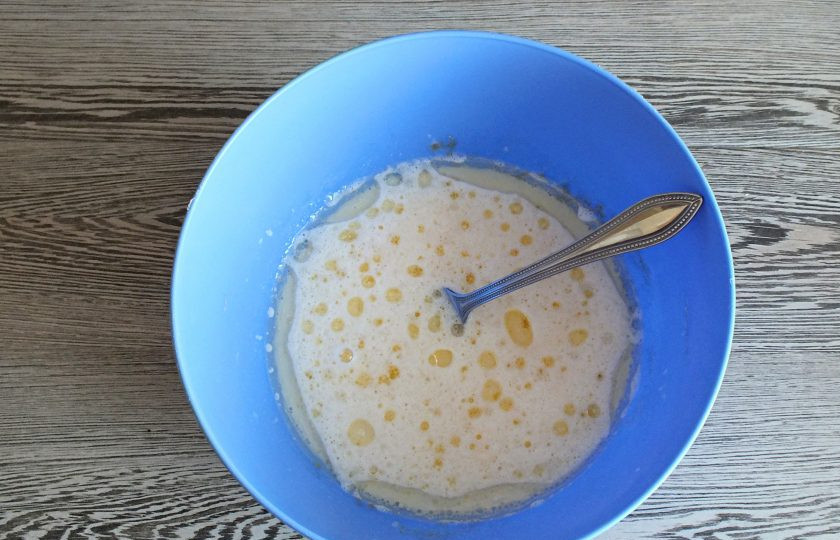 1. Этап. Пряники из тыквы: Добавьте молоко, растительное масло. Перемешайте.