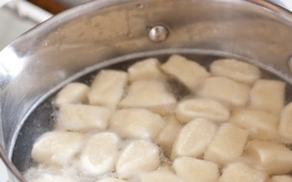 1. Этап. Вкусные ленивые вареники: Поставьте закипать немного подсоленную воду. Как только она закипит, добавьте в неё кусочки теста — будущие вареники.