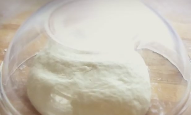 1. Этап. Чебуреки постные с грибами и гречкой: 3. Тесто должно быть упругое, но не тугое. Накройте тесто и оставьте на 15-20 минут.