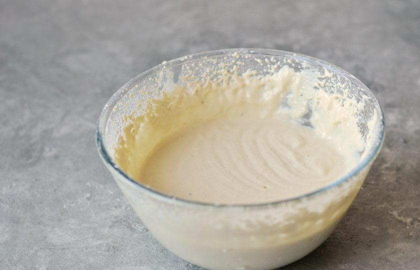 1. Этап. Оладьи из тофу: Соедините жидкие и сухие ингредиенты вместе. Тесто должно получиться текучим, но не слишком жидким. При необходимости добавьте ещё немного муки.