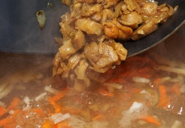 1. Этап. Грибной суп из замороженных грибов: Когда картофель будет почти готов, выложите в кастрюлю грибы с луком.