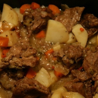 Картошка, тушенная с мясом и грибами