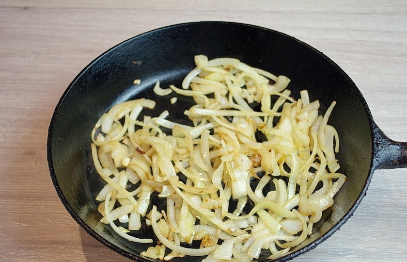 1. Этап. Киш классический: На растительном масле обжарьте лук до легкого румянца.