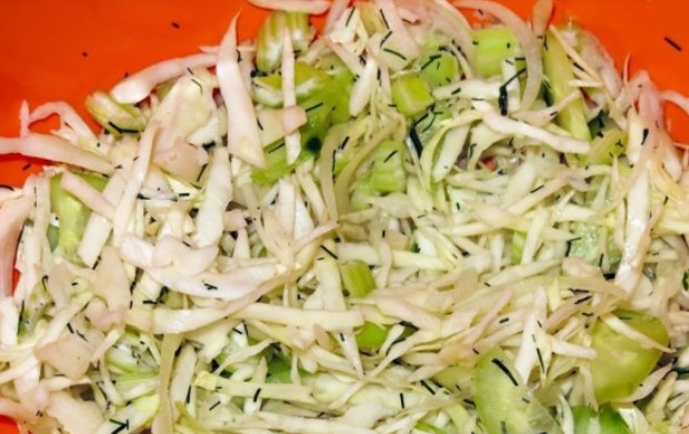 1. Этап. Салат из свежей капусты и огурцов: Добавьте огурец и сельдерей. Посолите и поперчите по вкусу.