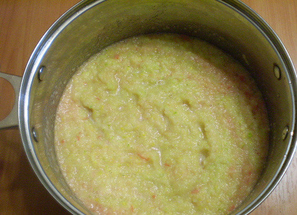 1. Этап. Кабачковая икра без обжарки: Соедините обе массы овощей и поставьте на плиту. Доведите до кипения и варите не менее часа на слабом огне. Время от времени нужно перемешивать, чтобы икра не пригорела. Посуду используйте антипригарную или нержавейку. Также хорошо получается в казане.