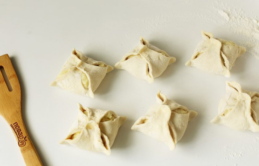 1. Этап. Конвертики с картошкой: Сформируйте руками конвертики.