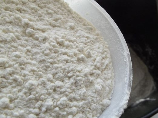 1. Этап. Тесто для пирожков в хлебопечке: Далее мука и сухие дрожжи. Затем мы закрываем крышку и устанавливаем режим 