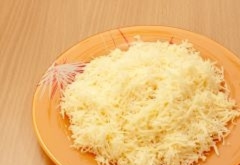 1. Этап. Салат Цезарь слоеный: Пармезан натереть на терке.