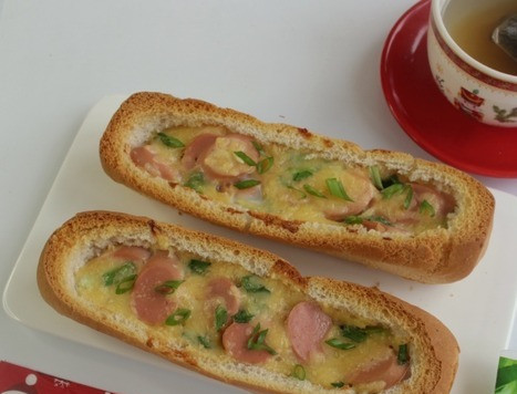 1. Этап. Багет запеченный с яйцом и сосисками: Подрумяненный хрустящий багет подайте к столу.