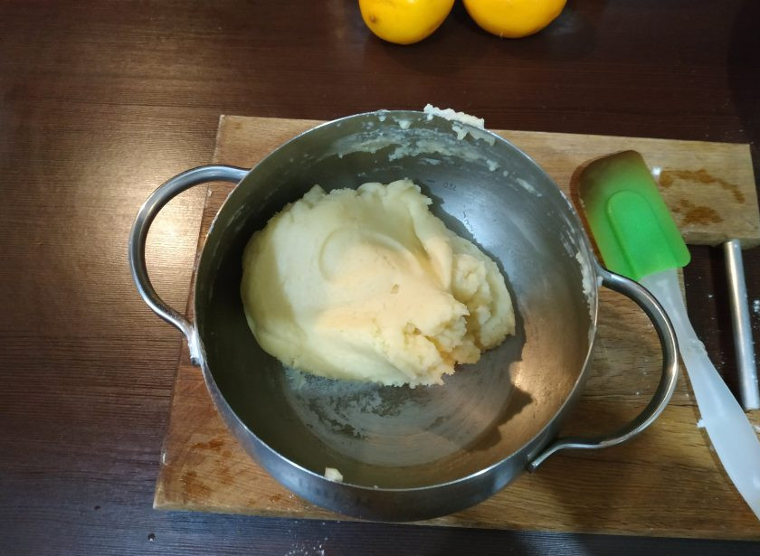 1. Этап. Торт Золотые купола: Когда перемешаете тесто до однородности, поставьте кастрюльку снова на огонь и немного его подсушите. Нужно, чтобы вышла лишняя влага.