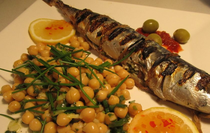 1. Этап. Фаршированная скумбрия Идиллия: 6. Готовую рыбку остудите, затем аккуратно разрежьте нитки и выложите на тарелку, подавайте с консервированным нутом, дольками лимона и посыпьте хлопьями чили.