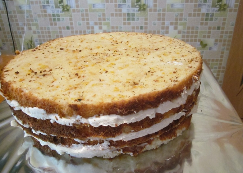 1. Этап. Бисквитный торт с кремом из сгущенки: 6. Вот и все! Осталось только украсить тортик, как вам захочется.