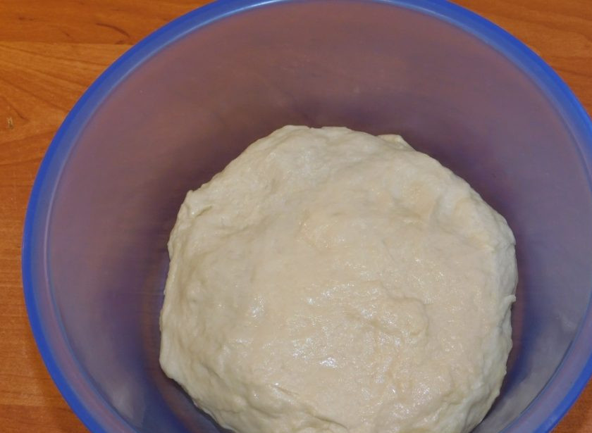 1. Этап. Белый хлеб с сыром и орехами: Когда опара подойдет, добавьте соль, растительное масло и муку. Замесите тесто и дайте ему подойти в теплом месте в течение 1 часа. Затем тесто обомните и дайте еще раз подойти.