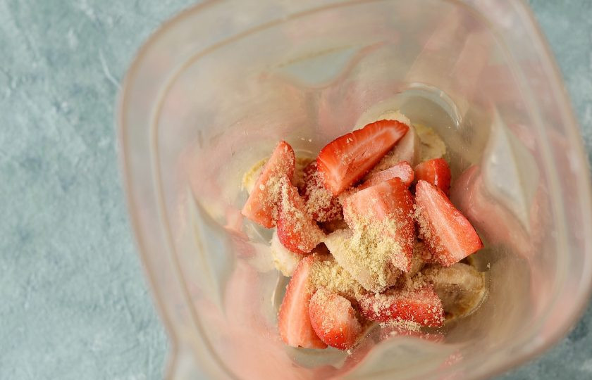 1. Этап. Веганский смузи: Измельчите все ингредиенты в блендере до однородной консистенции.