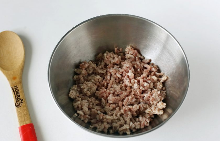 1. Этап. Ленивые голубцы с булгуром: Фарш переложите в глубокую миску.