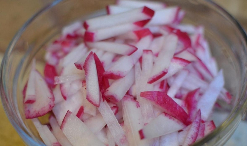 1. Этап. Дачный салат: От нарезки зависит эстетичное составляющее блюда, а оно немаловажно!