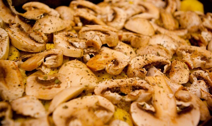 1. Этап. Мясо по-французски из филе курицы: 2. Выкладываем дальше слой картошки (тонкими ломтиками) и грибов. Посыпаем специями по вкусу.