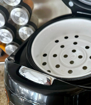 1. Этап. Манная каша без комочков. В мультиварке: Перевел агрегат в режим «молочная каша», закрыл крышку, выставил таймер на 12 минут. Хотя, если честно, хватит и 10-ти. И всё. Хлопот по подготовке минут на 10-15 будет. Но это неизбежные хлопоты, чтобы получилась каша и вкусная, и красивая. Еще одна хитрость - не хитрость, но стоит сказать. В комплекте мультиварки, как правило, есть вот такая хреновинка с дырочками. Ее надо обязательно использовать, если варить молочные каши. Она предотвращает убегание молока, подгорание кверху, что ли. Если такого девайса нет, то просто нарисуйте сливочным маслом полосу над уровнем содержимого чаши. В сантиметре - двух выше.