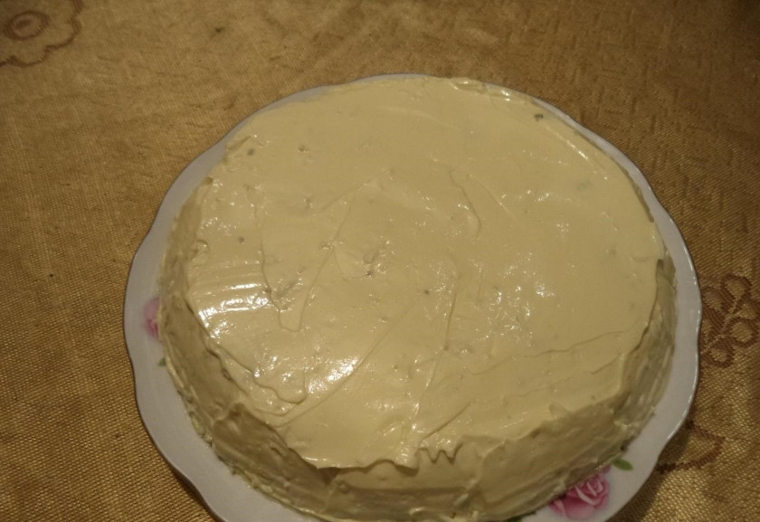 1. Этап. Салат Сама нежность: 6. Тщательно размазываю майонез по верху и по бокам.