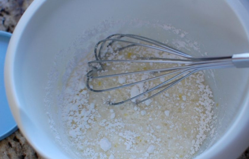 1. Этап. Лимонное печенье с сыром Рикотта: 8. Тем временем сделайте глазурь: смешайте 3 столовые ложки лимонного сока, сахарную пудру и цедру лимона.