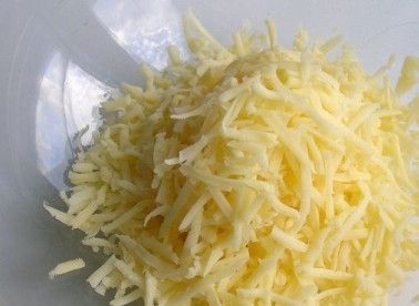 1. Этап. Картофельная запеканка из тертого картофеля: Натираем сыр на мелкой или средней терке.
