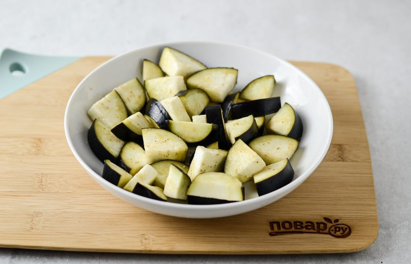 1. Этап. Салат с баклажанами и тофу: Баклажан помойте, нарежьте толстыми ломтиками. Посолите и оставьте на 15-20 минут.