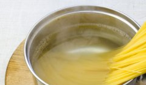 1. Этап. Томатная подлива с креветками: Спагетти отварите согласно инструкциям на упаковке. Воду солите холодной.