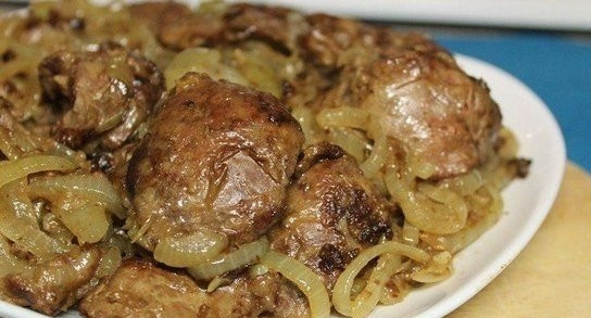 1. Этап. Куриная печень с луком: 4. Готовую печень снимаем с плиты, перекладываем на тарелку и подаем к столу. Приятного аппетита!