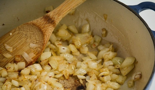 1. Этап. Фриттата с ветчиной, шпинатом и сыром: 2. Разогрейте растительное масло и выложите лук. Обжарьте до легкой румяности, добавьте немного чеснока и щепотку мускатного ореха.