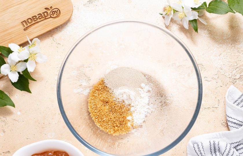 1. Этап. Постные пирожки с повидлом: В глубокой миске соедините половину сахара, 1 ст.л. муки и дрожжи.