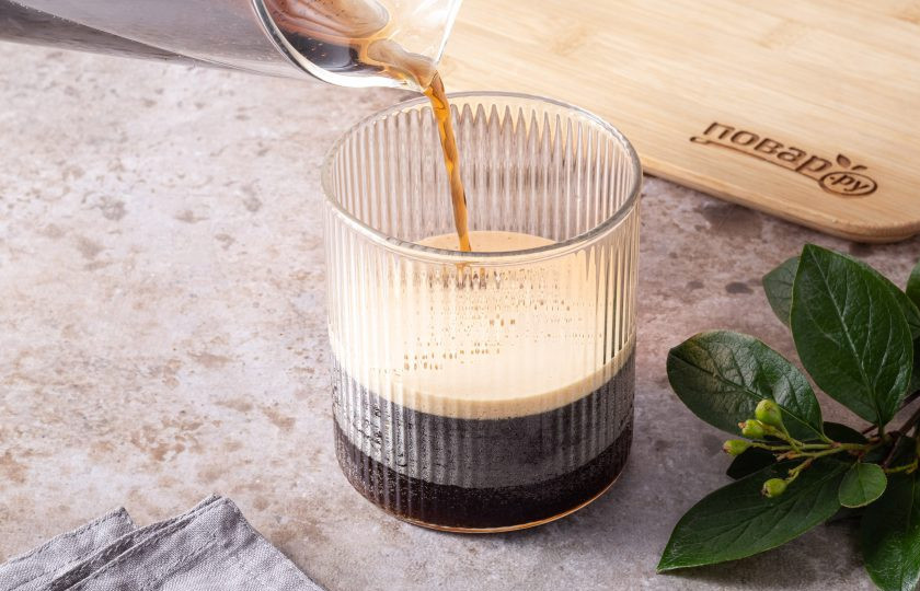 1. Этап. Коктейль «Черная Каракатица»: Затем добавьте колу и перемешайте еще раз.