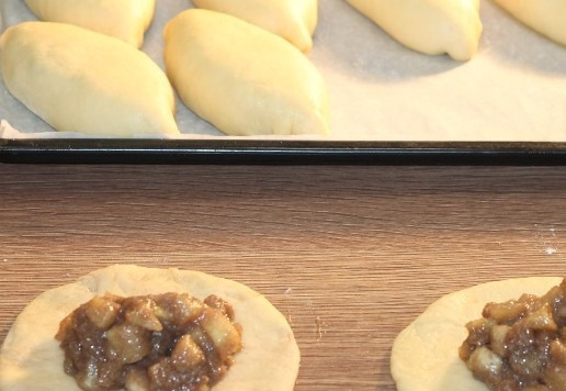 1. Этап. Пирожки с яблочной начинкой: 16. Раскатываем кругляки кружочками. Кладем начинку и защипываем край.