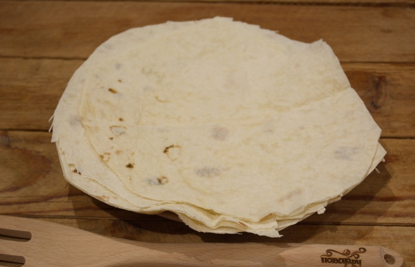 1. Этап. Ленивая ачма: Как приготовить ленивую ачму? Для начала возьмите лаваш. Обрежьте его по форме вашей формы для запекания.