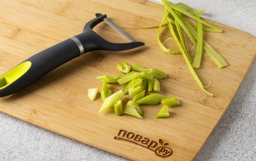 1. Этап. Жиросжигающий коктейль с ананасом: У стебля сельдерея срежьте верхний жёсткий слой овощечисткой. Затем нарежьте ломтиками.