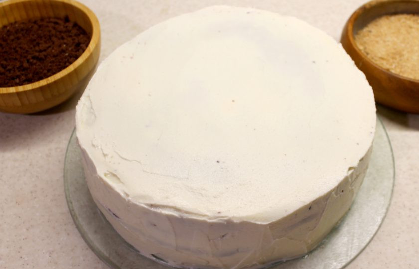 1. Этап. Торт Махровый: Торт собран. Остается хорошо промазать весь периметр и выровнять верхний слой кремом.