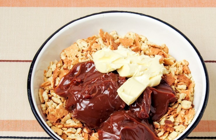 1. Этап. Торт Муравейник классический: Печенье перемешайте с мягким маслом и сгущёнкой.