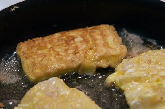 1. Этап. Рыба по-тайски: Обжарить рыбу в сковороде с раскаленным растительным маслом по 2 минуты с каждой стороны.