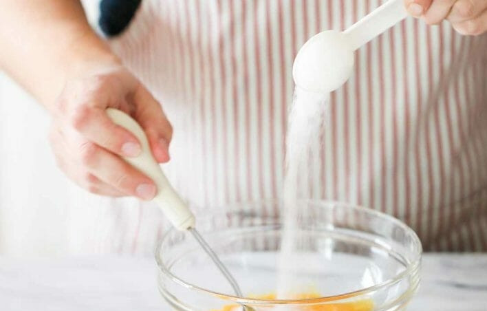 1. Этап. Классический десерт Крем-брюле: 5. Добавьте к желткам 6 столовых ложек сахара и взбейте венчиком.